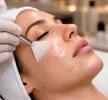 Aplicación de tratamiento facial con pincel abanico