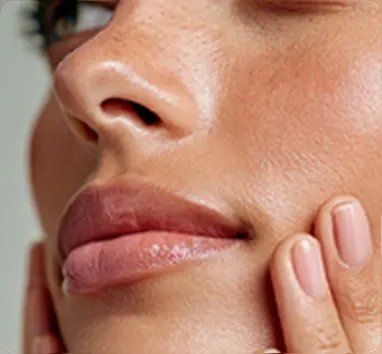 Primer plano de labios y piel facial cuidada