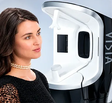 Paciente frente al equipo de análisis facial VISIA